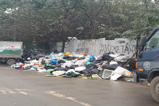 Nam Từ Liêm, Hà Nội: Xe rác “bủa vây”, người đi đường khốn khổ vì ô nhiễm