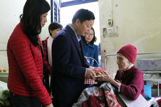 Bộ trưởng Trần Hồng Hà thăm, chúc Tết các cụ già và các cháu nhỏ tại Trung tâm Bảo trợ xã hội III