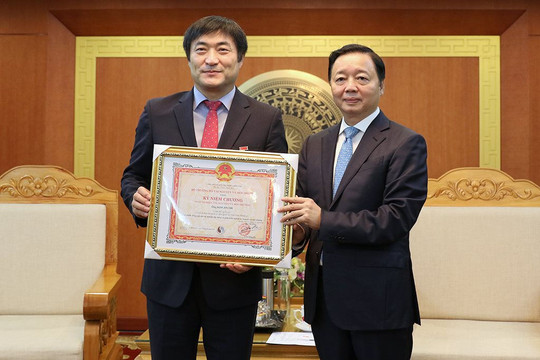 Bộ trưởng Trần Hồng Hà trao Kỷ niệm chương Vì sự nghiệp Tài nguyên và Môi trường cho Giám đốc KOICA Việt Nam