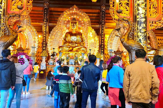 Du khách đổ xô về ngôi chùa lớn nhất Việt Nam cầu may đầu xuân