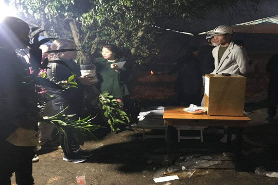 Quảng Trị: Người dân đội mưa đến với phiên chợ đình mỗi năm chỉ họp một lần