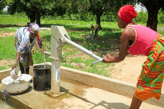 Người dân được hưởng lợi từ dự án tìm nguồn nước sạch ở Ghana