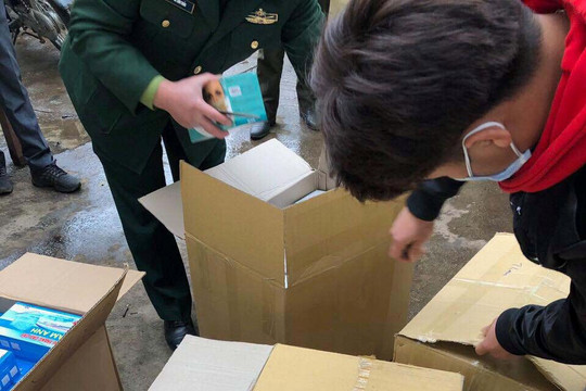 Trà Lĩnh (Cao Bằng): Bắt giữ 53 thùng khẩu trang y tế không rõ nguồn gốc