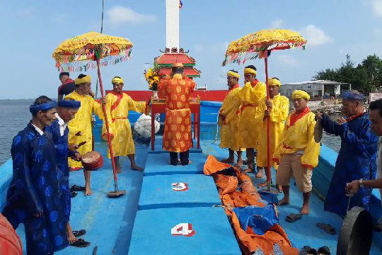  Ngư dân vùng biển Quảng Nam rộn ràng lễ hội cầu ngư 