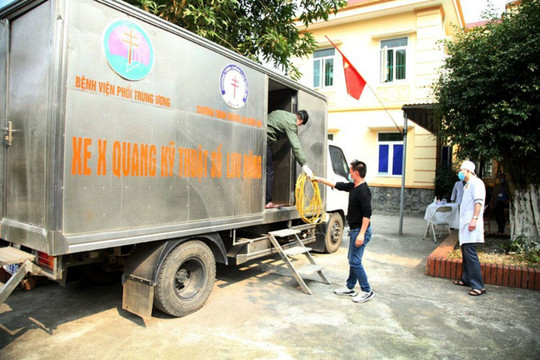 Hỗ trợ thiết bị khám sức khỏe lưu động cho người dân xã Sơn Lôi