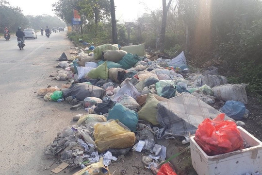 Hà Nội: Đại lộ Thăng Long “ngập” trong rác thải