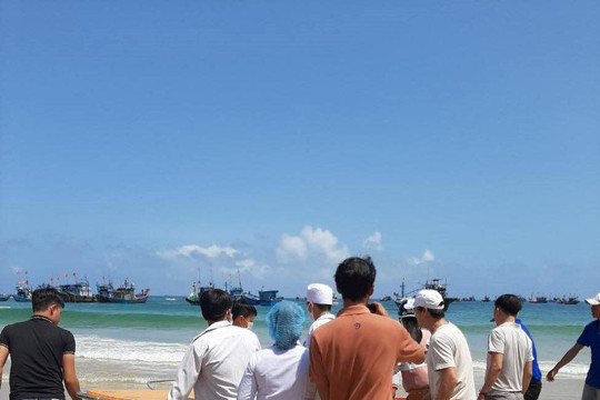 Quảng Ngãi: Cứu nạn kịp thời ngư dân đi thuyền thúng bị tai biến trên biển