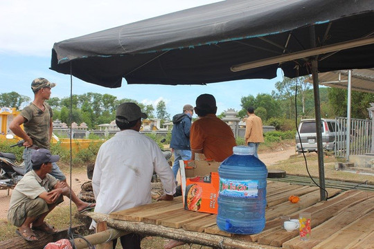 Dân dựng gác chắn lối vào bãi rác quá tải: Chủ tịch tỉnh Quảng Nam chỉ đạo “khẩn”