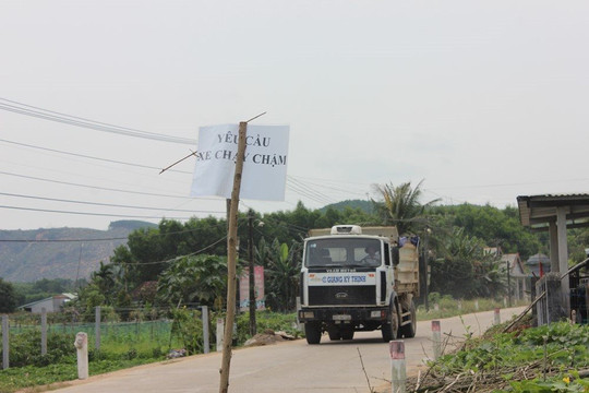 Quảng Nam: Xe chở đất “oanh tạc” đường dân sinh, dân bức xúc chặn đường