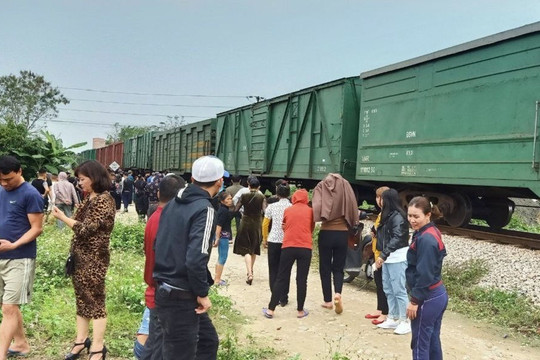 Nghệ An: Khó “bịt” đường ngang, lối đi tự mở qua đường sắt