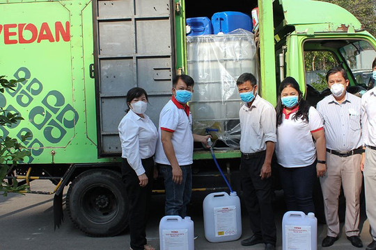 Vedan Việt Nam tài trợ 3.200 lít Javen khử trùng phòng chống dịch bệnh Covid-19 tại các trường học