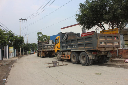 Quảng Ngãi: Dân lập hàng chục chốt chặn xe tải vào các mỏ đất, đá 