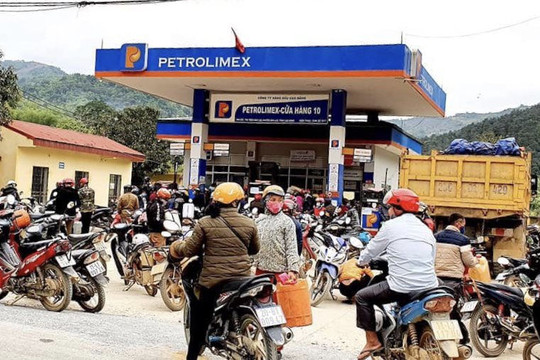 Cao Bằng: Người dân “đua nhau” đi mua xăng dầu giá rẻ