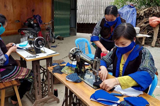 Yên Bái may cấp tốc 100.000 khẩu trang vải phát miễn phí cho người dân