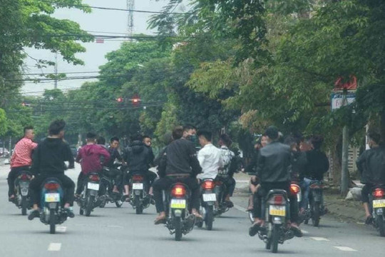 Nghệ An: Liên tiếp bắt các nhóm quái xế “diễu hành” trên phố