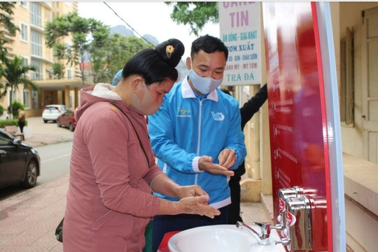 Bàn giao Trạm rửa tay dã chiến cho Bệnh viện Đa khoa tỉnh Sơn La