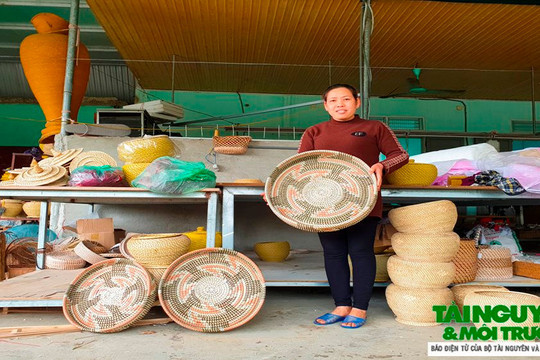 Phụ nữ Tân Thọ sản xuất mây tre đan chống rác thải nhựa