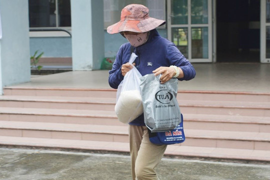 Người nghèo xứ Huế vui mừng đi nhận hỗ trợ tại các cây “ATM gạo”