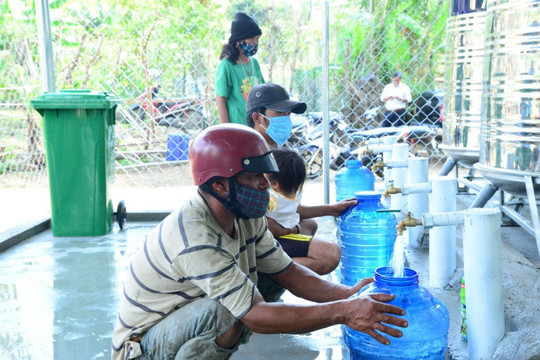 Gần 4.000 người dân tỉnh Kon Tum vui mừng nhận nguồn nước miễn phí của Bộ TN&MT