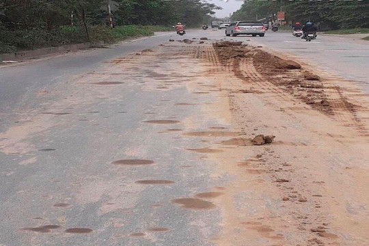Hà Nội: Nhức nhối nạn rơi vãi bùn đất trên Đại lộ Thăng Long