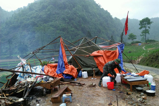 Lào Cai: Dông lốc, mưa đá cuốn bay 11 lều bạt phòng chống Covid -19