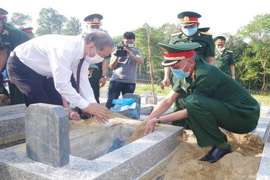 Truy điệu, cải táng 15 mộ liệt sĩ hy sinh tại Lào