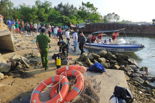 Quảng Nam: Lật ghe giữa sông Thu Bồn, 5 người mất tích