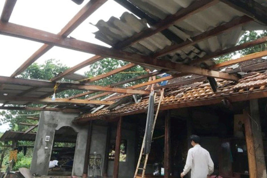 Hà Tĩnh: Lốc xoáy làm tốc mái 140 nhà dân