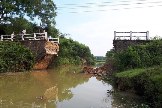 Xây dựng cầu tạm, đường tránh cho người dân sau sự cố sập cầu dân sinh tại Quảng Trị