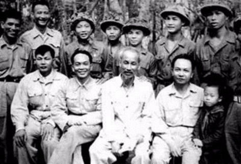 Kỷ niệm 130 năm Ngày sinh Chủ tịch Hồ Chí Minh: Tháng Năm và đạo lý dân tộc ‘ăn quả nhớ người trồng cây’