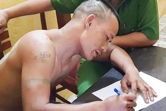 Hà Tĩnh: Tạm giữ đối tượng cầm dao xông vào trụ sở chém công an bị thương