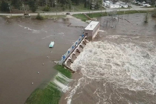 Mỹ: Thống đốc bang Michigan tuyên bố tình trạng khẩn cấp do vỡ đập