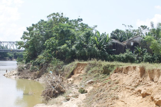 Hà Tĩnh: Người dân sống thấp thỏm bên bờ sông sạt lở