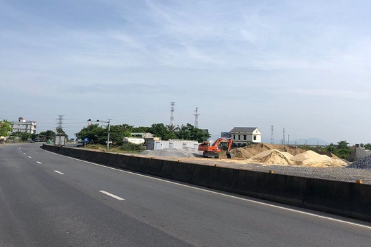 Quảng Bình: Bãi tập kết cát, sạn trái phép “mọc” sát QL 1A gây mất an toàn giao thông