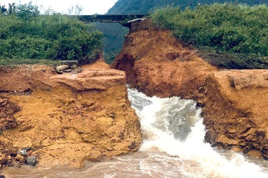 Phú Thọ: Di dời 17 hộ dân do vỡ đập thủy lợi Đầm Thìn