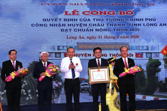 Trao quyết định công nhận huyện nông thôn mới đầu tiên của Long An