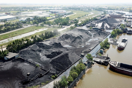 Ninh Bình: Nhiều cảng than ngoài đê sông Đáy gây ô nhiễm môi trường