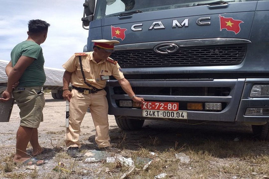 Thanh Hóa: Bắt giữ xe tải đeo biển giả quân đội chở hàng vượt tải trọng 319%