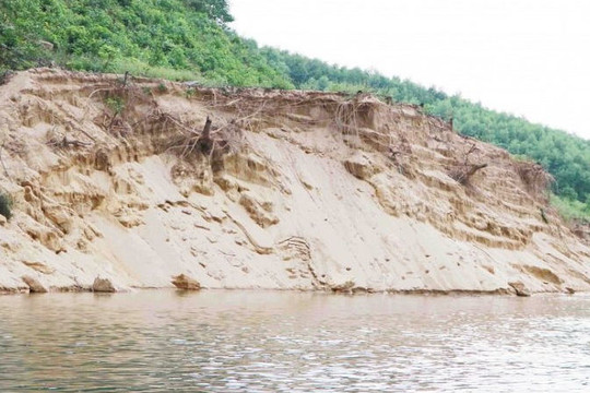 Thừa Thiên Huế: Sông Bồ sạt lở nặng do “cát tặc”, chính quyền vào cuộc
