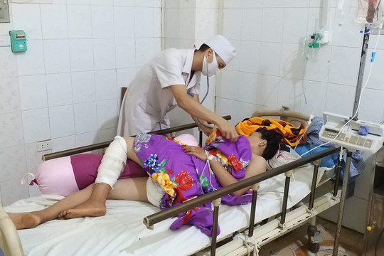 Điện Biên: Trú mưa dưới gốc cây sét đánh khiến 1 người tử vong, 1 người nhập viện