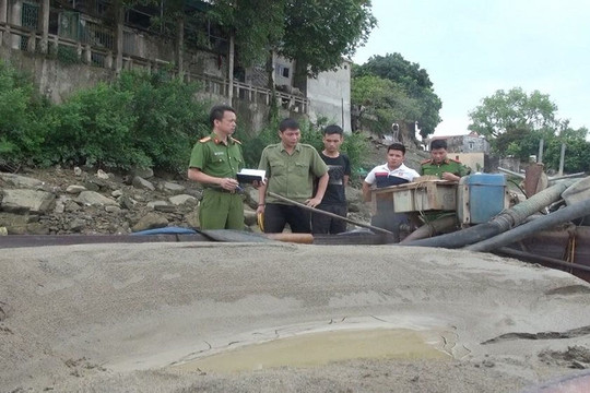 Thanh Hóa: Bắt quả tang các đối tượng khai thác cát trái phép trên sông Mã