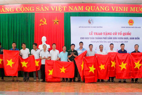 Trao tặng 1.600 lá cờ Tổ quốc cho ngư dân TP. Sầm Sơn