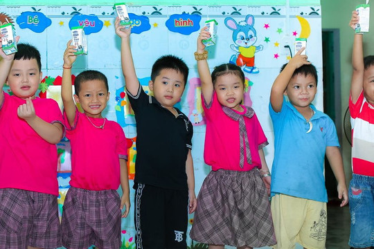 Quảng Nam: Nỗ lực để đưa sữa lên trường học vùng cao