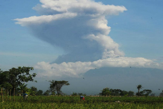 Indonesia: Cư dân cảnh giác cao độ do núi lửa Merapi phun tro bụi cao 6km