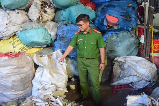 Bắt quả tang cơ sở phế liệu thu gom rác thải y tế trái phép