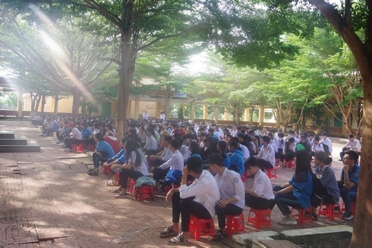 Lữ đoàn 171 Hải quân truyền biển đảo cho hơn 500 Cán bộ, giáo viên học sinh trường THPT Bưng Riềng