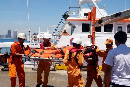 Tàu SAR 412 cứu ngư dân bị đau ruột thừa nguy kịch trên biển