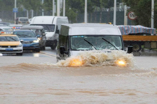 Vũ Hán tăng mức cảnh báo lũ khi mưa vùi dập Trung Quốc