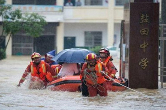 Mối đe dọa thời tiết cực đoan gia tăng, Trung Quốc tuyên bố “cảnh báo đỏ” mưa lũ