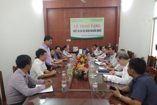 Tổng cục KTTV trao tặng thiết bị đo độ mặn nguồn nước cho tỉnh Ninh Thuận